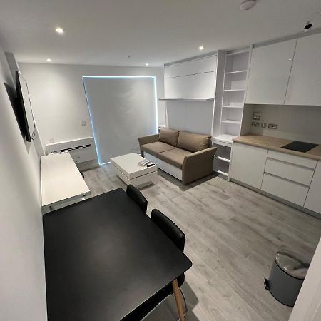 Modern Studio Apartment In Gibraltar - The Hub Bagian luar foto