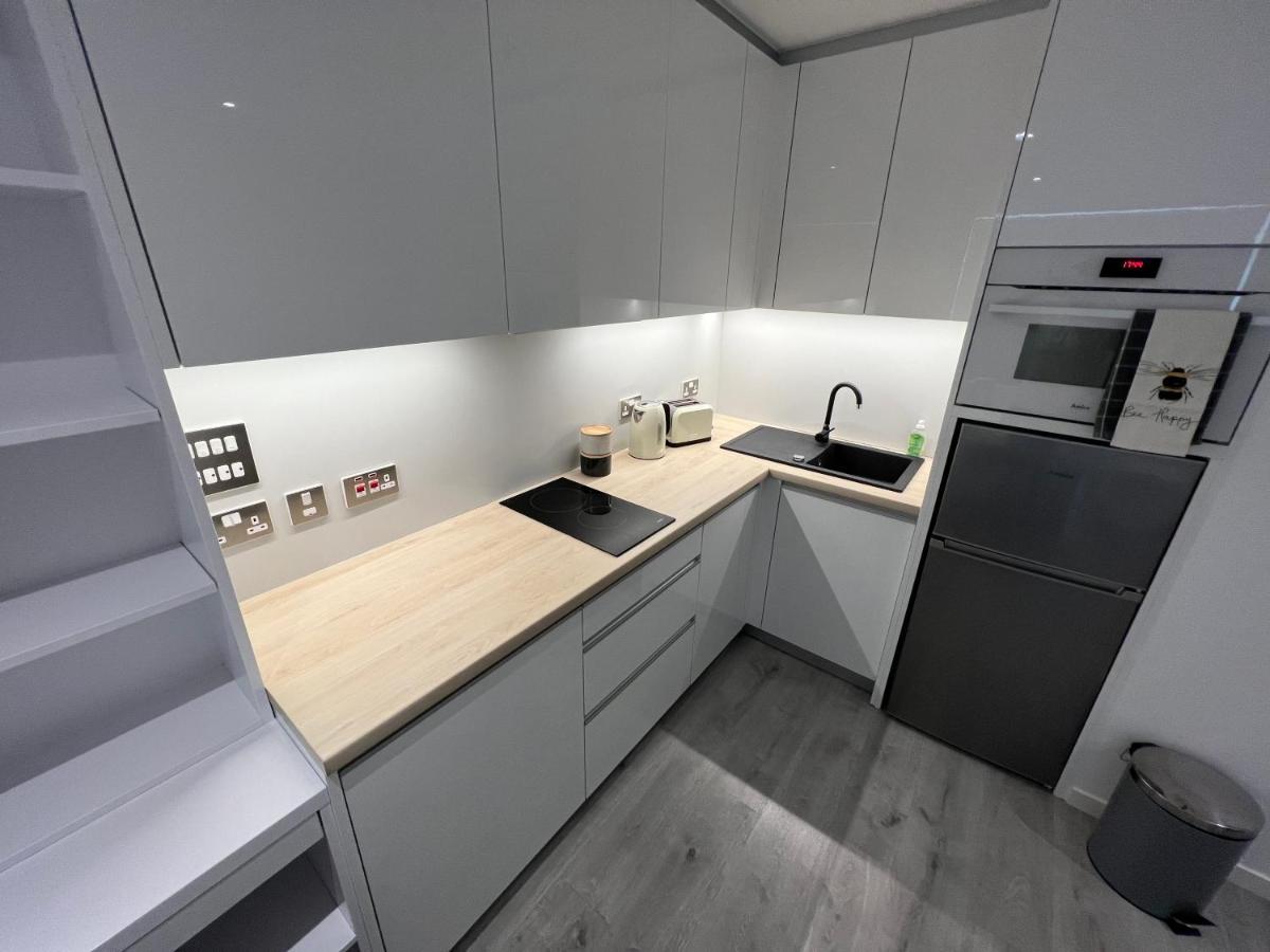 Modern Studio Apartment In Gibraltar - The Hub Bagian luar foto